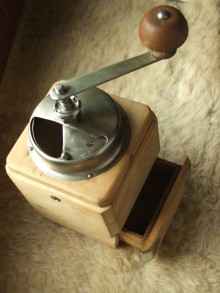 Drevený mlynček na kávu